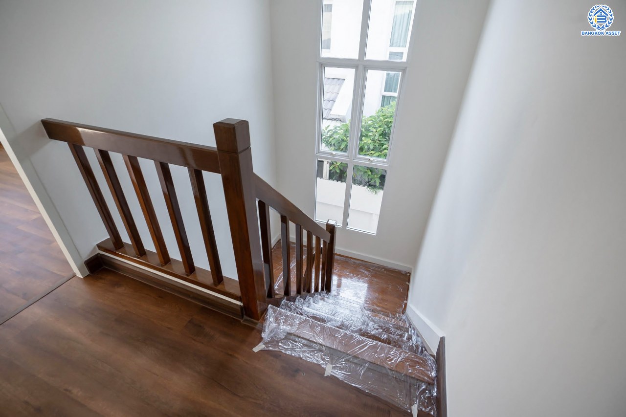 บ้านมือสองตกแต่งใหม่ ดีไซน์สวย โครงการ ชวนชื่นโมดัส จรัญฯ-ปิ่นเกล้า หลังมุม เนื้อที่ 54.7 ตร.ว. ฟังก์ชัน 3 ห้องนอน 2 ห้องน้ำ 1 ห้องอเนกประสงค์ จอดรถได้ 2 คัน รองรับทุกกิจกรรม บนทำเลเชื่อมต่อหลายเส้นทาง ใกล้จุดขึ้นทางด่วน "ประจิมรัถยา" และรถไฟฟ้าสายสีแดง "สถานีบางบำหรุ"